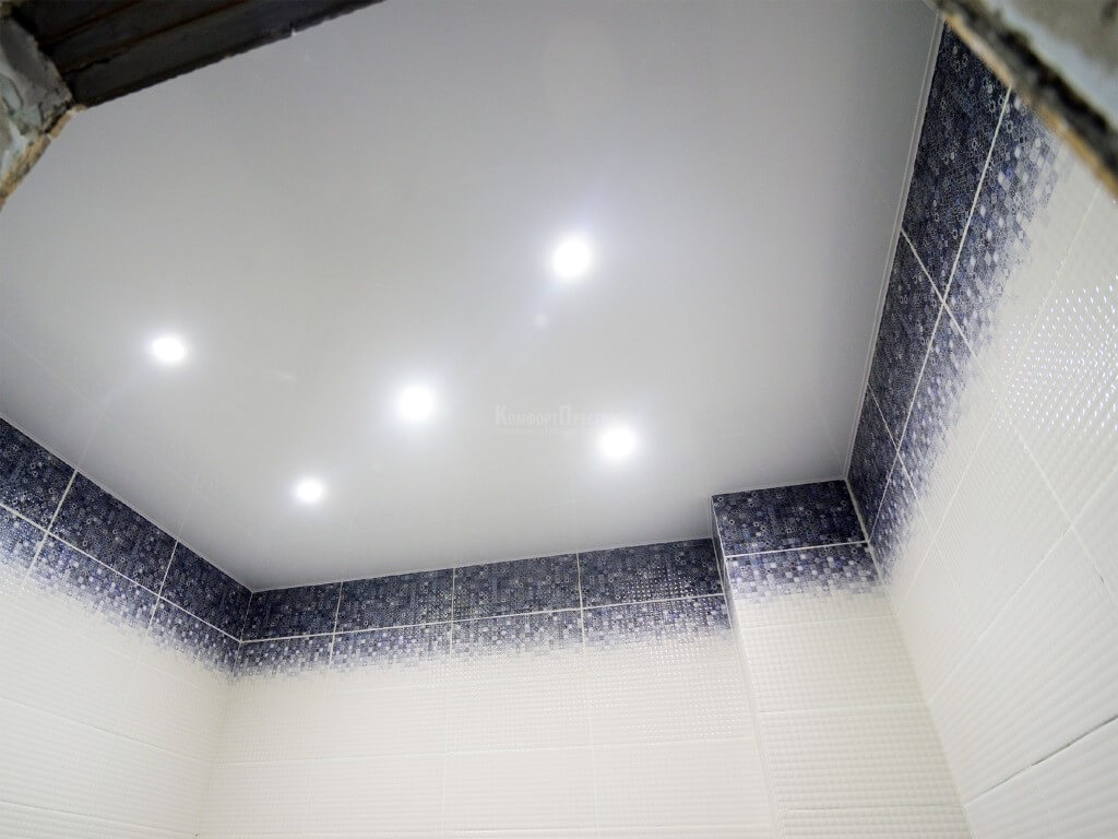 Белый натяжной потолок в ванную фото 24